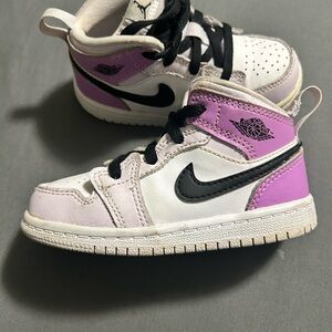 Nike Air Jordan 1 mid Kids Sneakers in White and Purple